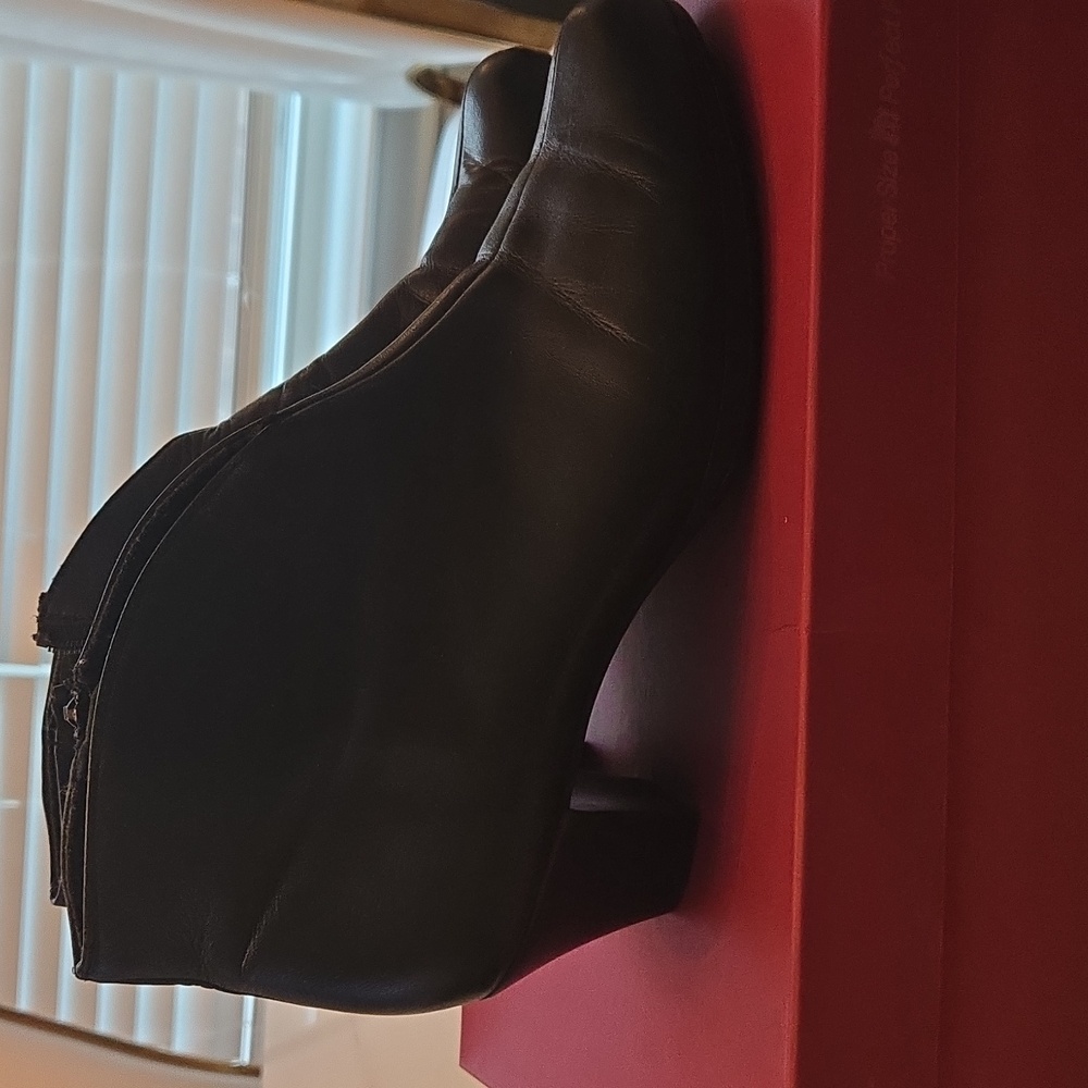 Munro Robyn Black Leather Boot Size 10.5 M